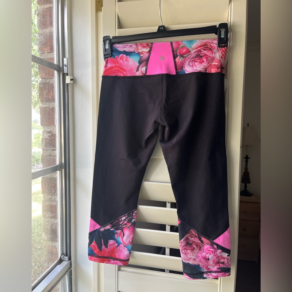 Lululemon Capri Black Floral Print Mid Rise Legging Size 6 - Picture 1 of 9
